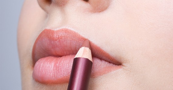 making up lips contour